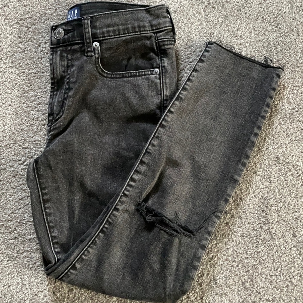 Like new Gap distressed black skinny jeans 26p